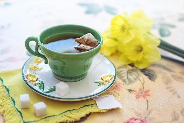 绿茶、草药汤剂